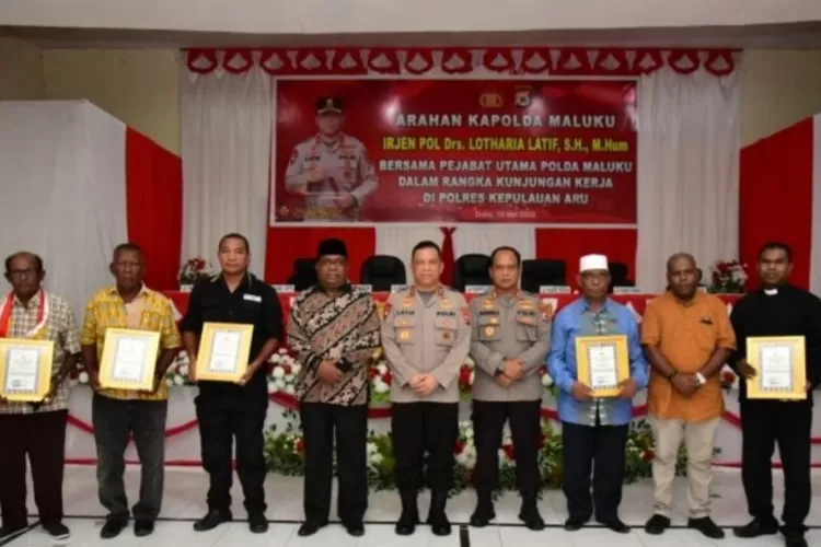 Kapolda Maluku Berikan Penghargaan Kepada Tokoh Masyarakat (Istimewa)