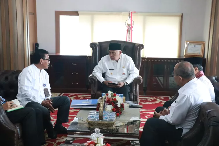 Suasana pertemuan Dirut Bank Nagari Muhamad Irsyad dan team bersama Gubernur Sumbar Mahyeldi Ansharullah, Jumat (13/5).  (IST)