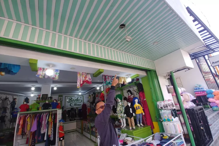 Salah satu toko di Jalan Jenderal Ahmad Yani yang menjadi korban pencurian bohlam massal beberapa hari terakhir. (Vesco Davian)