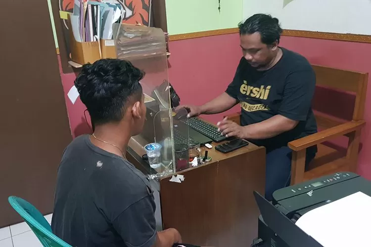 Salah seorang pelaku perampokan bermodus mobil travel menjalani pemeriksaan di Satreskrim Polresta Banyumas, Jawa Tengah, sebelum diserahkan ke Polres Cirebon untuk penyidikan lebih lanjut. (ANTARA/HO-Polresta Banyumas)