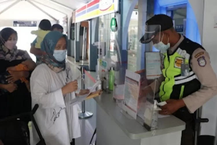 Suasana Penumpang Di Loket Stasiun Bandung (Dok.Humas PT KAI Daop 2 Bandung)