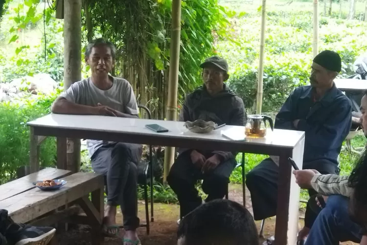 Dari kiri ke kanan : Asep Kurniawan (Humaslitbang Poktan Margawindu),Andi Rukandi(sekertaris PokTan Margawindu),Abah Adim (Sesepuh Warga) (Bisnisbandung.com/Kewoy)