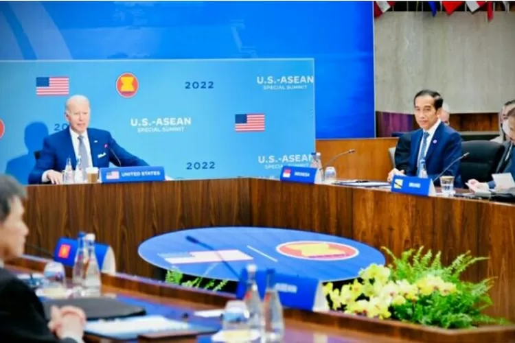 Presiden Jokowi dan Presiden AS Joe Biden (kiri) di KTT AS-ASEAN 2022. (Screenshot BPMI Setpres.)