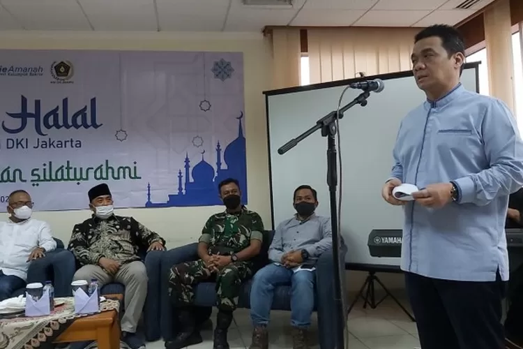 Wagub DKI Jakarta Ariza menyampaikan sambutan dalam acara Halal Bihalal. 