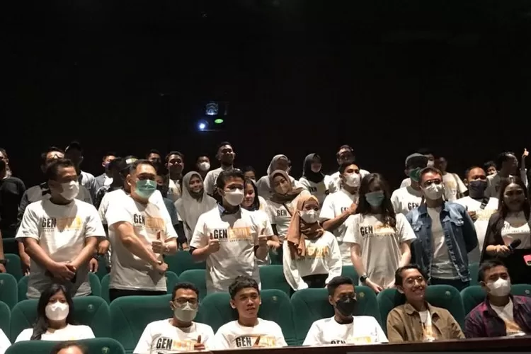 Wagub Jatim Emil Elestianto Dardak berada di tengah-tengah komunitas 'Gen Emil' (Generasi Emas Milenial) saat menyaksikan film KKN Di Desa Penari di XXI Tunjungan Plaza Surabaya, Sabtu (14/5/2022) malam.  (ANTARA/Fiqih Arfani.)