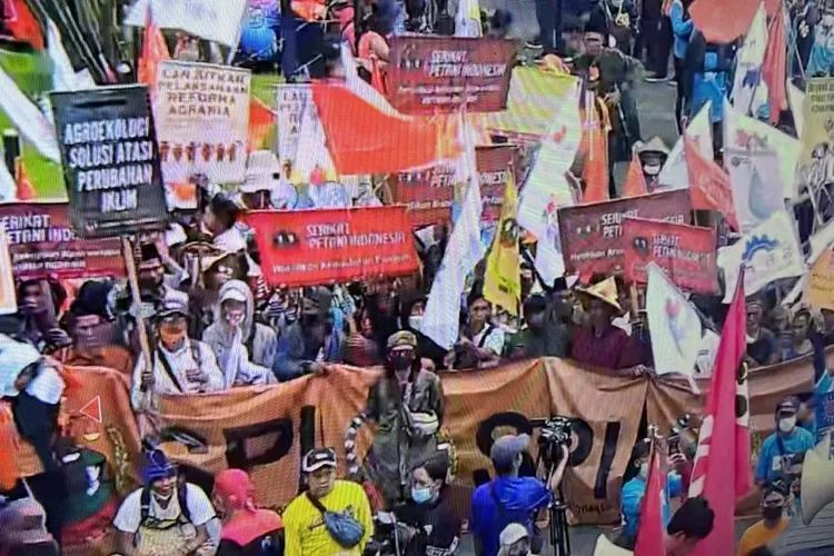 Buruh aspirasi pihak kepolisian yang mengamankan puncak hari buruh se dunia (Mayfiesta) di Stadion Utama Bung Karno Jakarta. (Humas Polri)