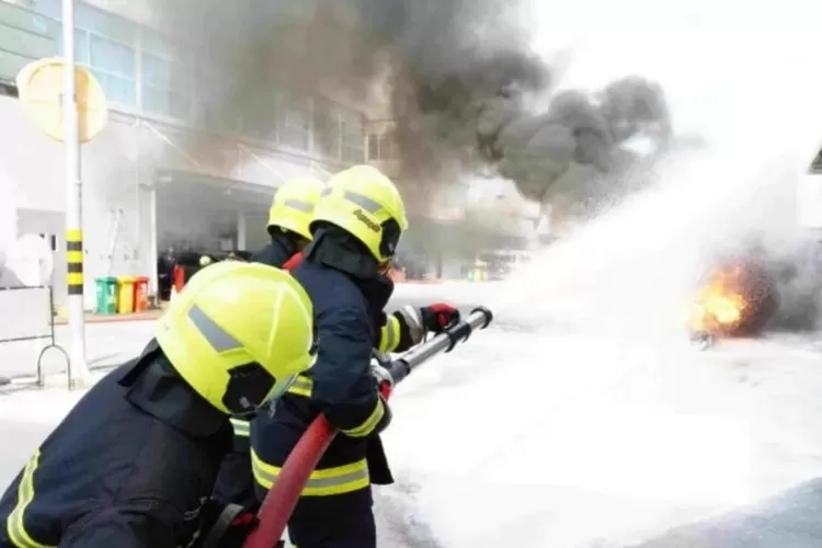 Petugas Berupaya Padamkam Api Di  Kilang Pertaminan Balikpapan  (Istimewa)