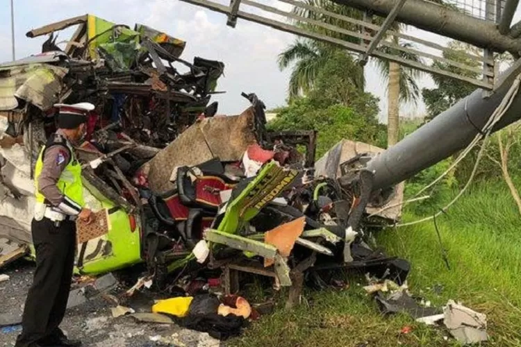 Kondisi bus pariwisata yang mengalami kecelakaan maut di Tol Surabaya Mojokerto (Istimewa)