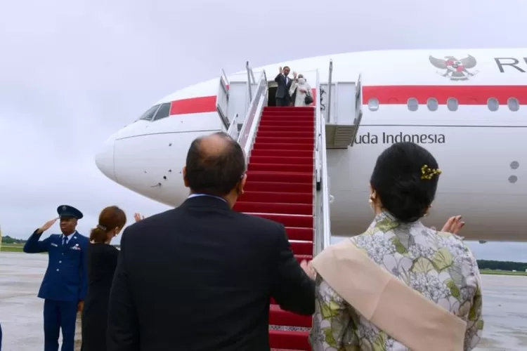 Presiden Jokowi dan Ibu Iriana kembali ke Tanah Air. (BPMI Setpres.)