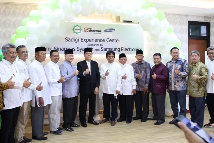 Rektor ITB Ahmad Dahlan, DR. Mukhaer Pakkanna, SE. MM  ITB Ahmad Dahlan menggandeng MUI yang diwakili Sekjen MUI, Buya Amirsyah Tambunan dan Ormas  Muhammadiyah men-soft lunching Ahmad Dahlan (AD) Metaverse &amp; Showcase Digital Room  (AG Sofyan)