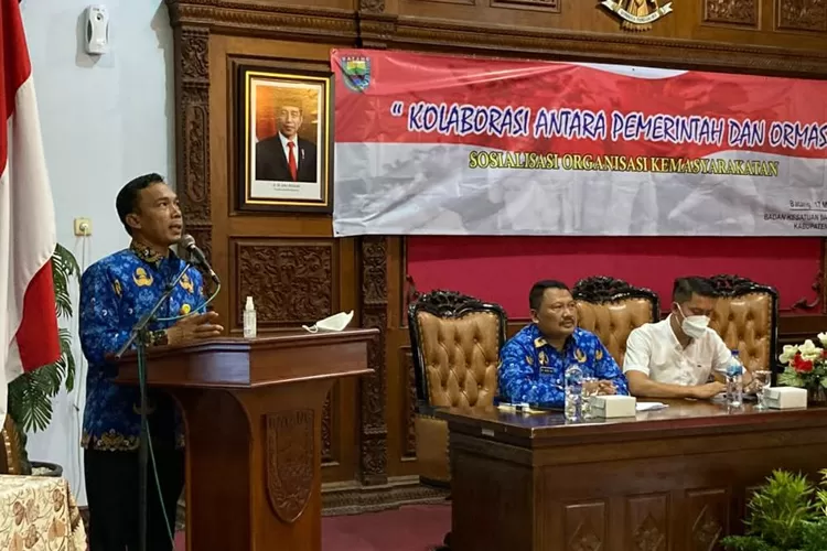 Bupati Batang Wihaji saat memberikan materi seminar kolaborasi antara Pemerintah dan ormas di Aula Kantor Bupati setempat, Selasa 17 Mei 2022. Foto: Muslihun kontributor.&nbsp;