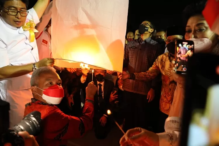 Gubernur Jawa Tengah Ganjar Pranowo menerbangkan lampion Dharmasanti.  (Humas Jateng)