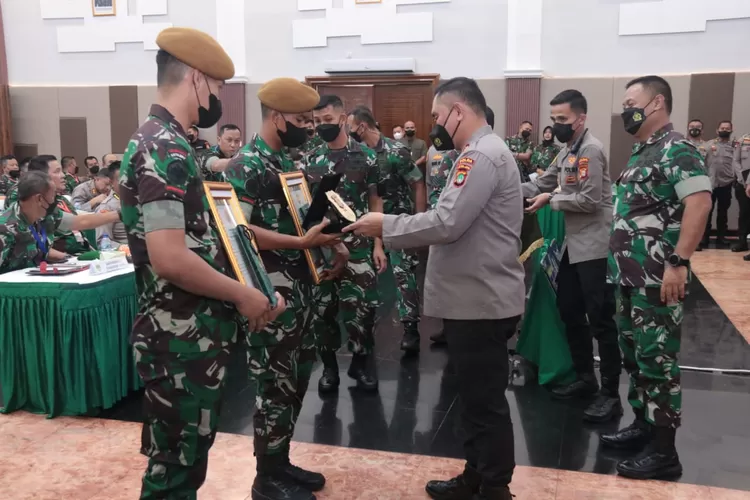 Kapolda Metro Jaya Irjen M Fadil Imran memberi penghargaan kepada dua prajurit TNI yang berani melawan begal. (Humas PMJ)