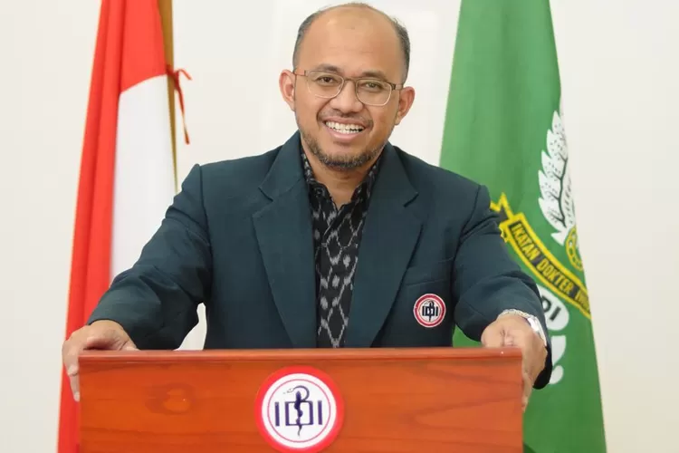 Ketua Umum IDI Dr Muhammad Adib Khumaidi mewakili seluruh anggota IDI di seluruh Indonesia memberikan ucapan terima kasih dan apresiasi tinggi atas sukses Airlangga Hartarto menangani Pandemi Covid-19 (AG Sofyan)