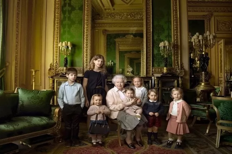  Ratu Elizabeth II bersama  keturunannya ( instagram akun @british.royal.kids)