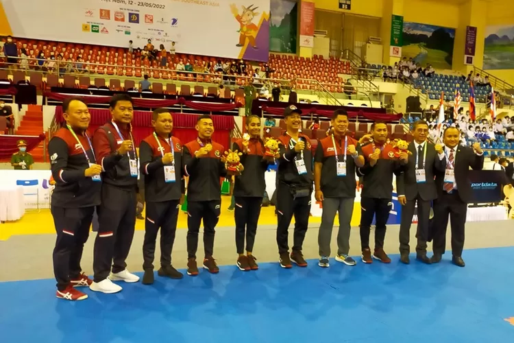 Tim karate dan ofisial kontingen Indonesia.