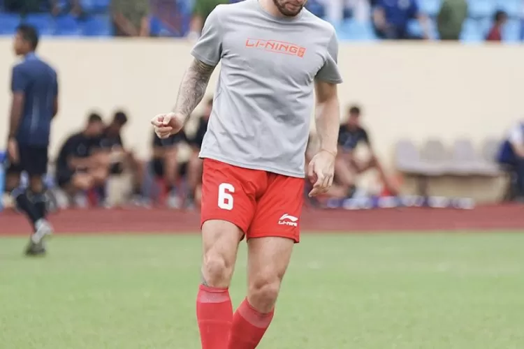 Pemain Timnas U-23, Marc Klok saat melakukan pemanasan jelang semi final lawan Thailand (Instagram/@pssi)
