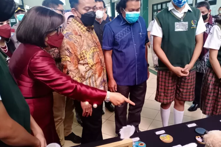 Kadisdik Jabar Dedi Supandi (batik) didampingi Ketua Dewan Pembina Sekolah Cakra Buana Hj RR Siti Nurul dan anggota DPR Nuroji (Ist)