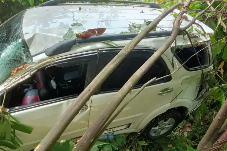 Kondisi mobil yang dikendarai Irfan Amran, Wakil Ketua DPRD Kabupaten Agam setelah terlibat kecelakaan tunggal di Kabupaten Pasaman