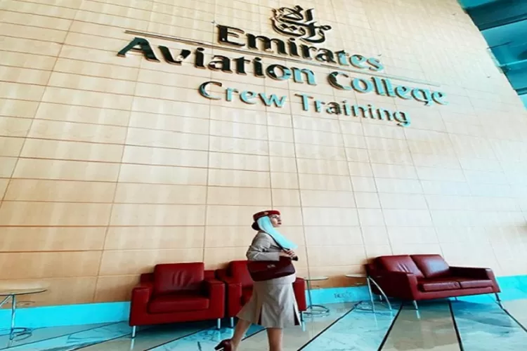  Cabin Crew Emirates Airlines di Emirates Aviation College Dubai (instagram akun @emiratescabincrewss)