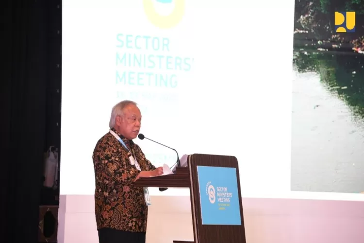 Menteri Pekerjaan Umum dan Perumahan Rakyat (PUPR) Basuki Hadimuljono mendampingi Wakil Presiden Republik Indonesia Ma'ruf Amin dalam membuka acara Sector Ministers' Meeting (SMM) 2022 .