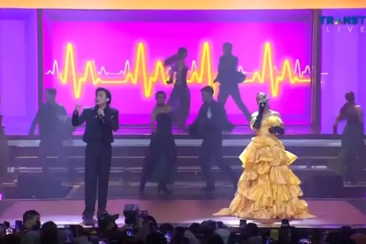Penampilan Rizky Febian dan Raisa di Allobank (Tangkap Layar TRANS TV)