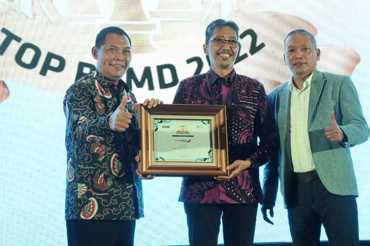 Dirut Bank Jatim, Busrul Iman (tengah) saat menerima penghargaan