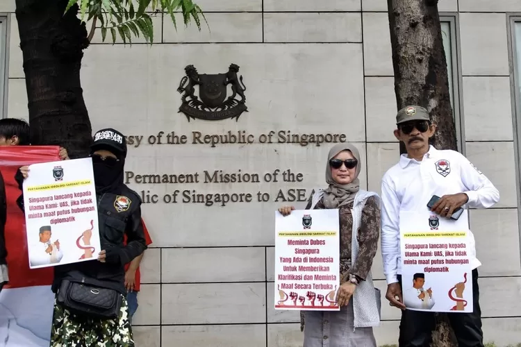 Massa pendukung Ustaz Abdul Somad (UAS) dari berbagai organisasi massa  membenrtangkan spanduk dan poster di depan Kedubes Singapura - Foto: Henry Lukmanul Hakim - Edisi Foto