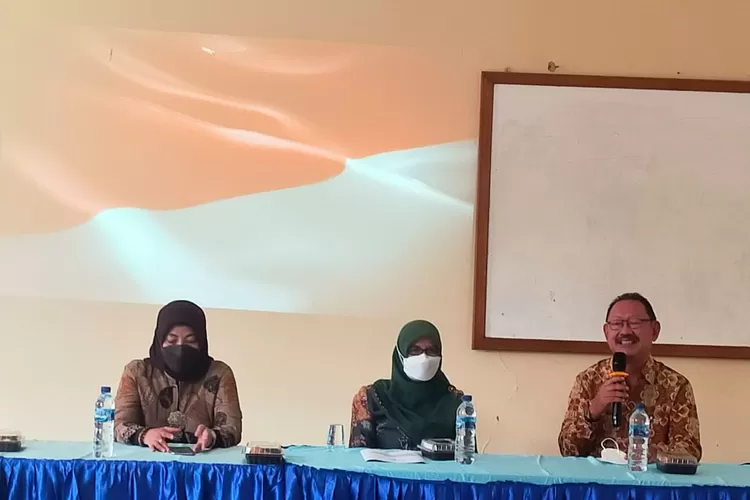  Ketua STIKes MRHJ Dra Sri Danti Anwar MA (tengah) dan Sekretaris Badan Penyelenggara STIKes MRHJ Dr Mulyono D Prawiro (kanan). 