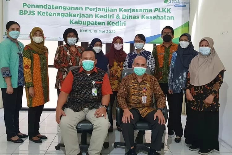 Jajaran BPJS Ketenagakerjaan dan Dinas Kesehatan Kabupaten Kediri usai penandatanganan PKS.