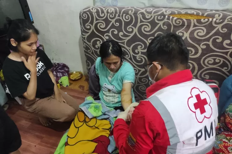 Ibu Elis Danih yang terperosok dan terjatuh ke dalam sumur sedalam kurang lebih 10 meter. (Foto: Humas Diskar PB Kota Bandung)