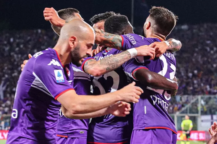 Selebrasi para pemain Fiorentina merayakan gol yang dicetak oleh Alfred Duncan