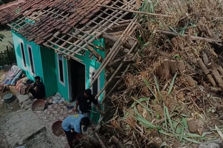 Insident longsor tersebut terjadi dini hari sekitar pukul 03.00 WIB dan menimpa rumah milik Heru salah satu warganya.