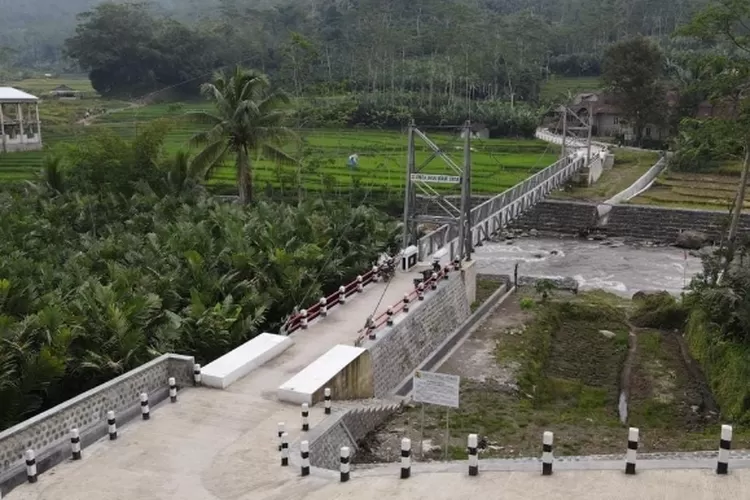 Kementerian Pekerjaan Umum dan Perumahan Rakyat (PUPR) telah menyelesaikan pembangunan tiga jembatan gantung di Provinsi Jawa Tengah.