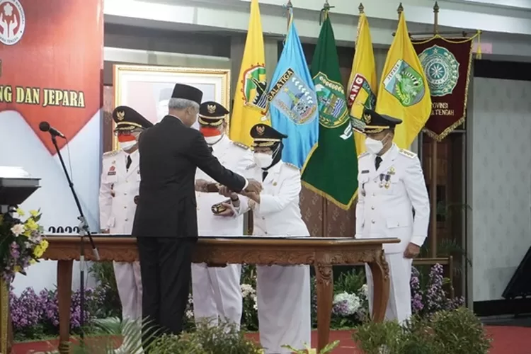 Gubernur Jawa Tengah saat melantik Sekda Batang, Lani Dwi Rejeki menjadi Penjabat Bupati Batang. &nbsp; (Muslihun/Kontributor Batang)