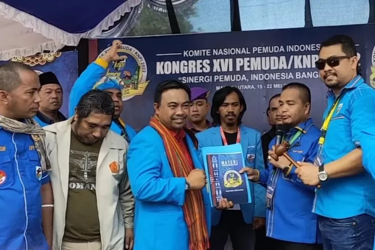 Ketua KNPI baru Haris Pratama  bersama tim panitia Kongres KNPI Ternate fose  bersama usai penutupan  oleh Ketua MPR RI, Sabtu (21/5/2022).
