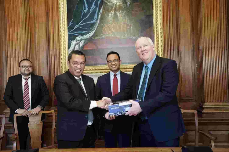 Gubernur DKI Anies Baswedan menyaksikan MoU antara TransJakarta dan  University of   Oxford terkait  emisi Nol  dan pengembangan SDM, Senin (23/5/2022) (Siaran Pers)