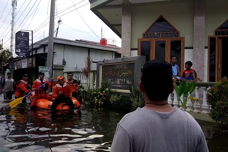 RIbuan Rumah Di Pesisir Kendal Terendam Banjir Rob - Ayo Semarang