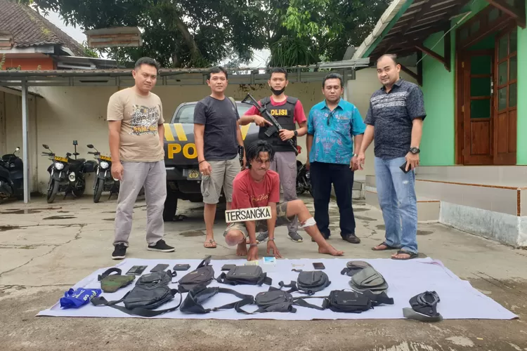 Tersangka pencurian bersama barang bukti saat reka ulang di Mapolsek Boja Senin 23 Mei 2022. (edi prayitno/kontributor Kendal)