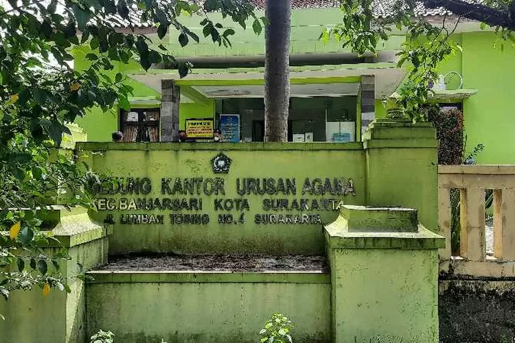 Kantor Urusan Agama (KUA) Kecamatan Banjarsari Solo yang akan menikahkan Ketua MK dengan Idayati, adik Presiden Jokowi  (Endang Kusumastuti)