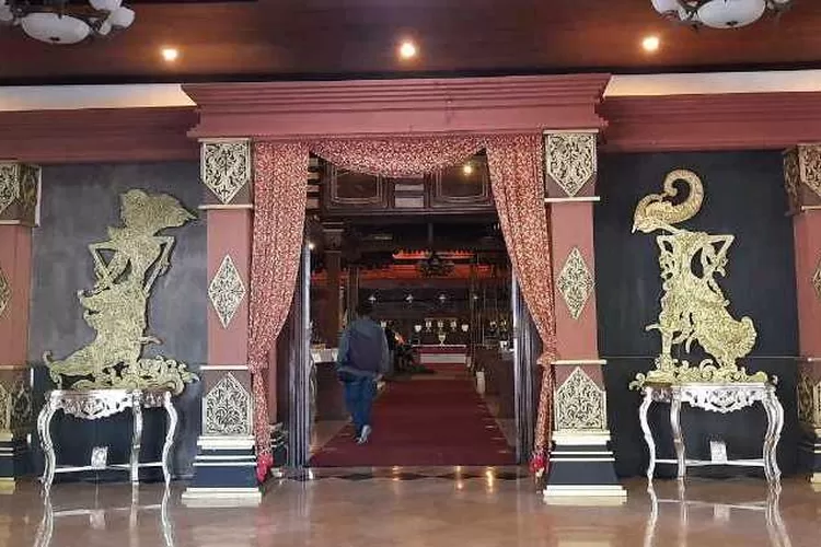 Kamajaya dan Kamaratih, simbol keabadian dan kesetiaan terpasang di pintu masuk gedung pernikahan Ketua MK-Idayati (Endang Kusumastuti)