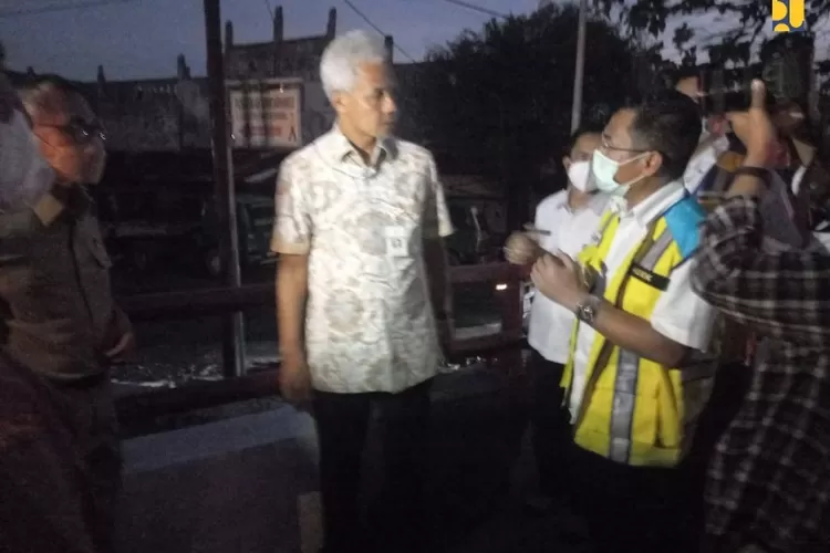 Kementerian Pekerjaan Umum dan Perumahan Rakyat (PUPR) melaksanakan penanganan darurat pasca bencana banjir rob di Pantai Utara Jawa