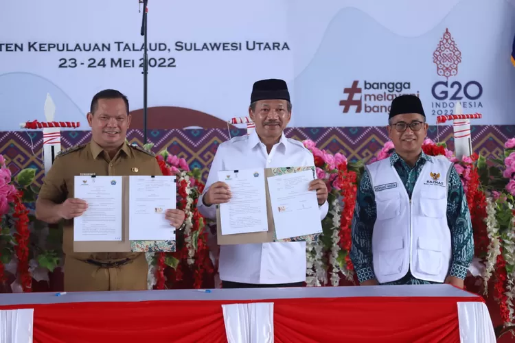 Penyerahan bantuan jaring  untuk nelayan di perbatas , Sultra, Selasa (24/5/2022).