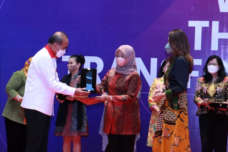 Letnan Jenderal TNI (Purn) HinsaSiburian, Kepala Badan Siber dan Sandi Negara (BSSN), menyerahkan penghargaan kepada perempuan-perempuan hebat yang diharapkan menjadi motivator generasi muda Indonesia 