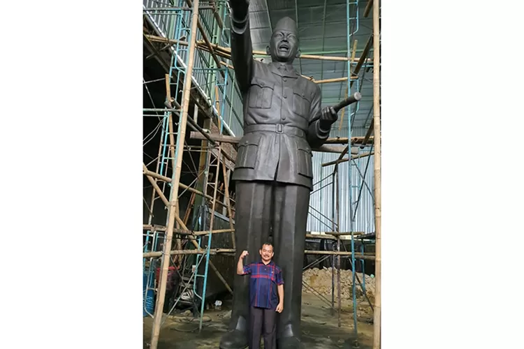 Yusman bersama salah satu Patung Soekarno dalam proses finishing.  (Teguh P)