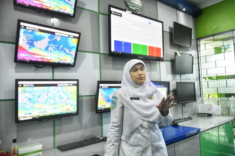 Kepala BMKG Maritim Tanjung Emas Semarang Retno Widyaningsih menyebut rob berlangsung sampai besok. (Ayosemarang.com/ Audrian Firhannusa)