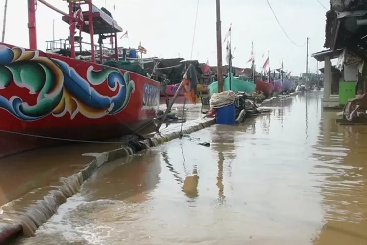 Kampung Kisik Kelurahan Karangsari Kota Kendal masih terendam banjir rob.  (edi prayitno/kontributor Kendal)