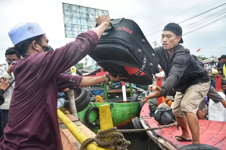Penumpang kapal tidak bisa langsung menuju Pelabuhan Tanjung Emas karena akses masih dipenuhi banjir rob. (Ayosemarang.com/Audrian Firhannusa)