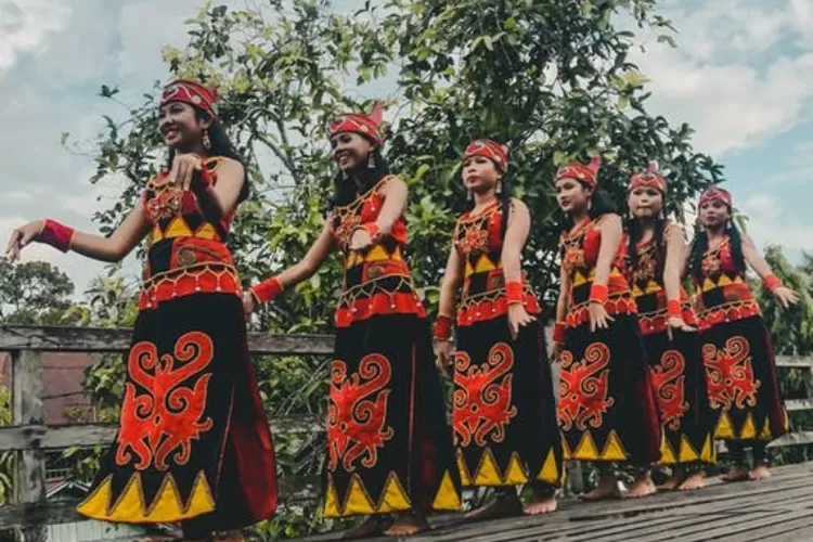 Tarian khas yang ada di pulau Kalimantan (Pexels /Ibadah Mimpi)