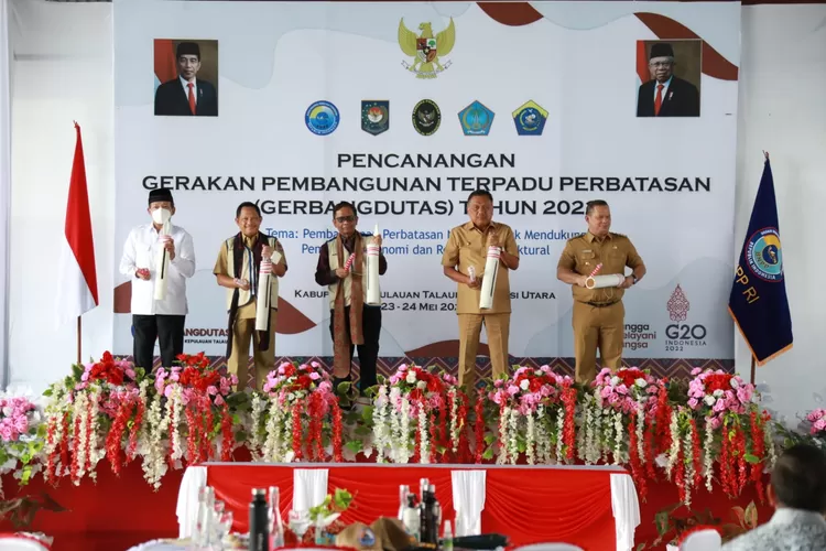 Menkopolhukam Mahfud MD bersama Mendagri Tito Karnavian didampingi Gubernur Sulut Olly Dondokambey membuka secara resmi pencanangan Gerbangdutas 2022 di Kabupaten Talaud untuk atasi keterisolasian wilayah (AG Sofyan)